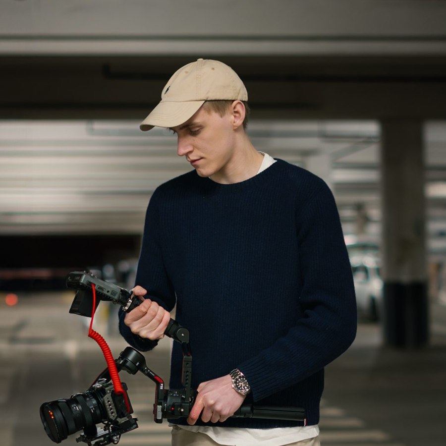 Portret van Milan met een camera op een gimbal
