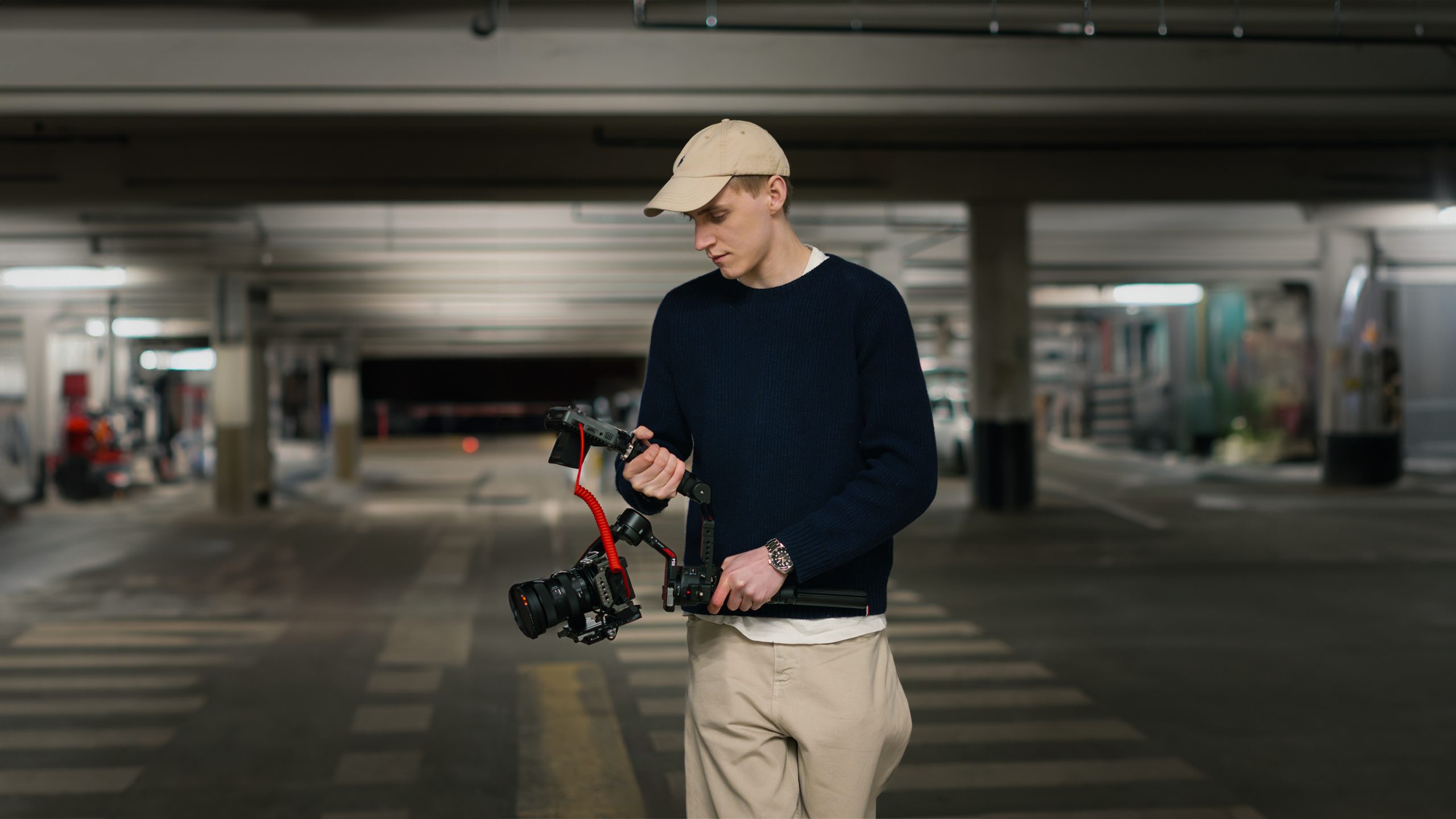 Milan filmt met een camera op een gimbal in een parkeergarage