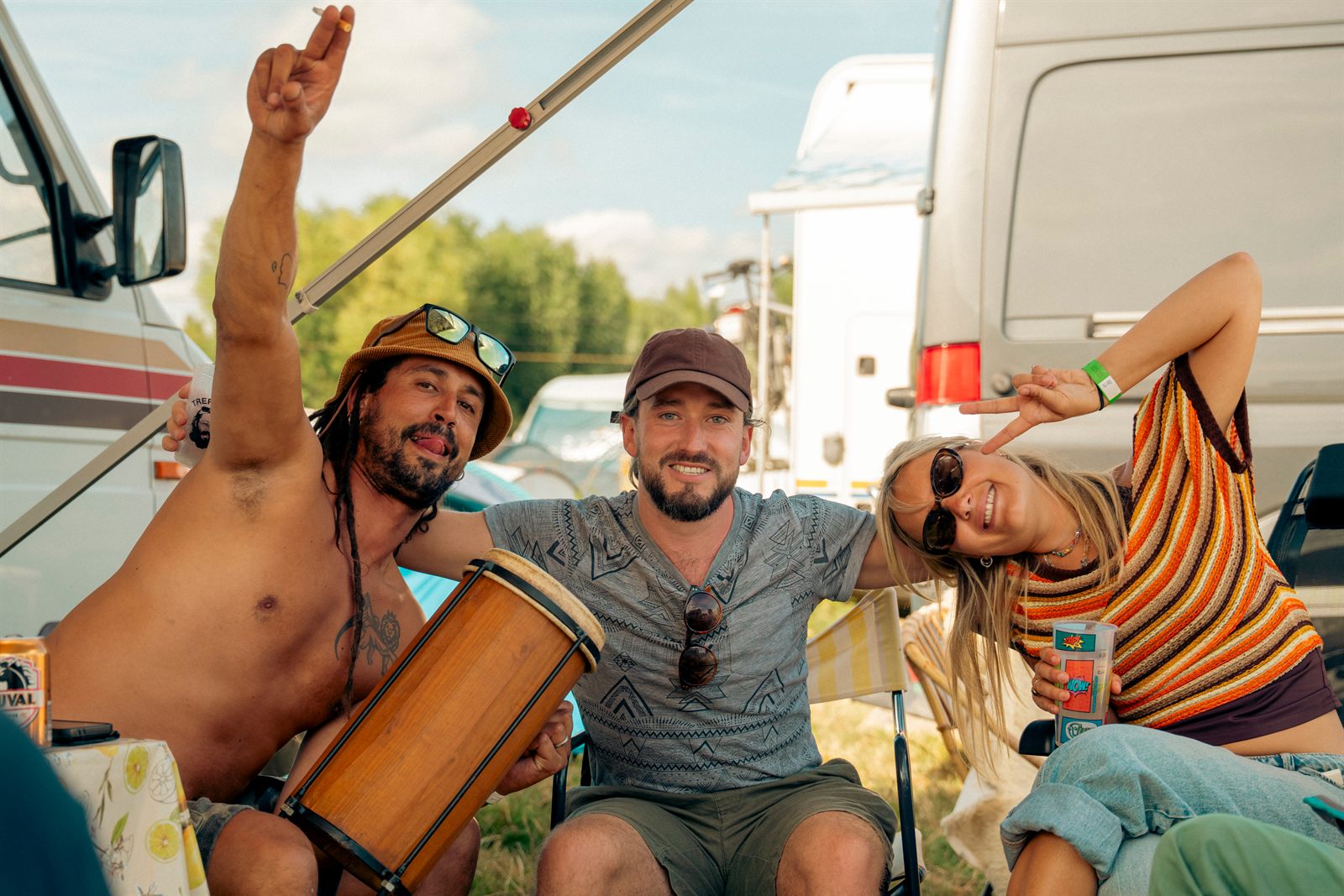 Vrienden die feesten met een djembé bij hun camper