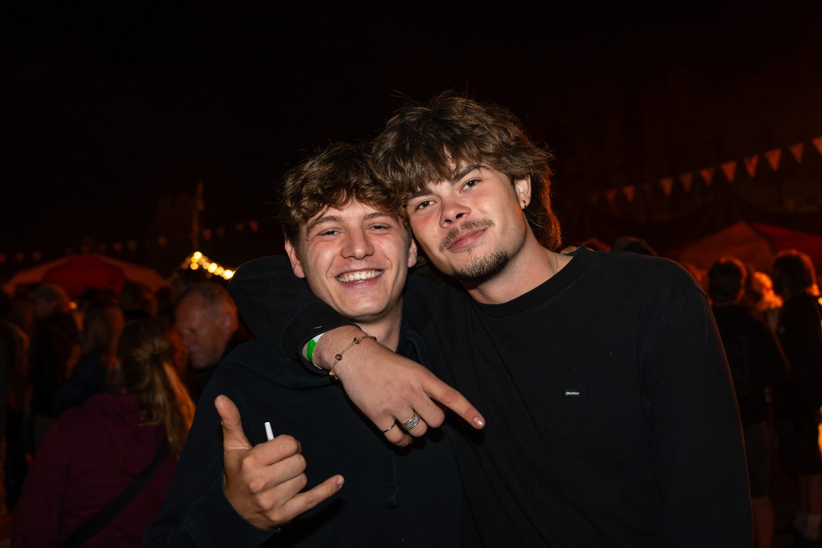 Twee vrienden die 's avonds samen poseren