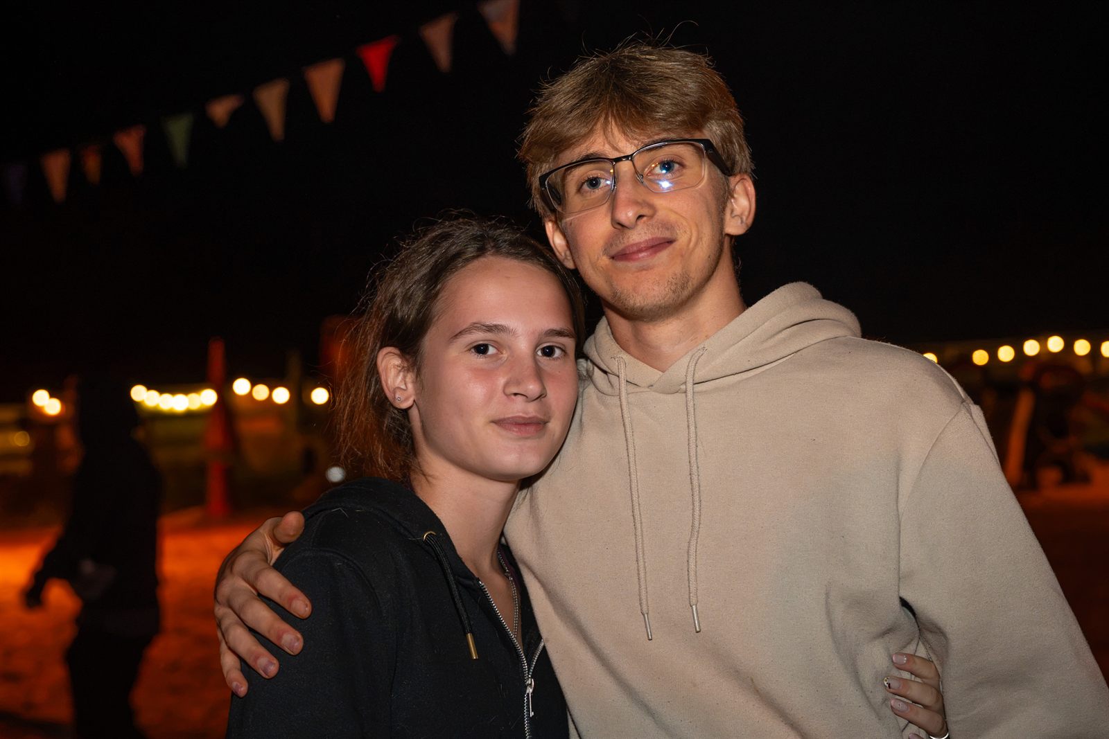 Koppel dat 's avonds lacht naar de camera