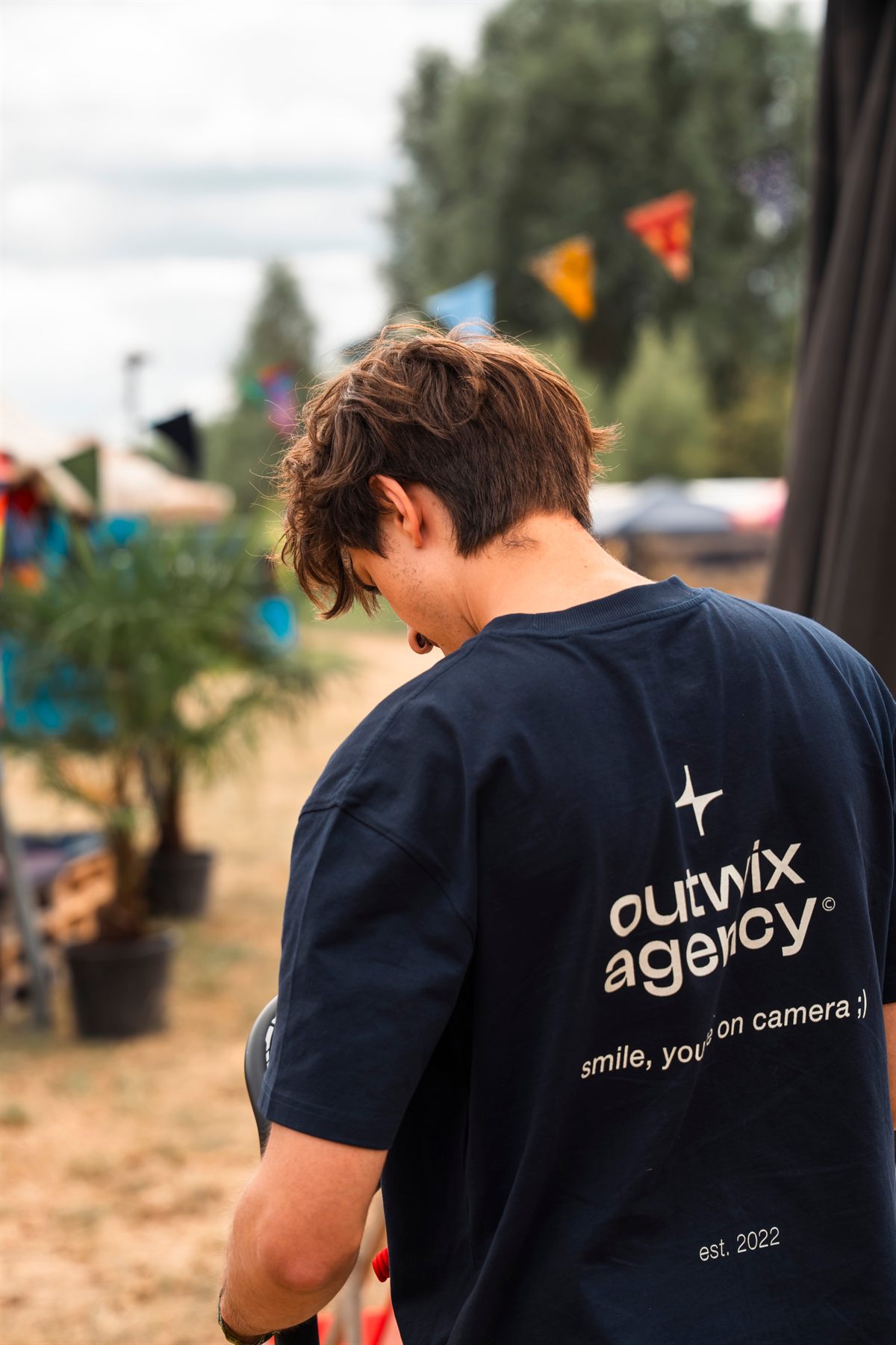 Fotograaf in een Outwix-shirt op het festivalterrein