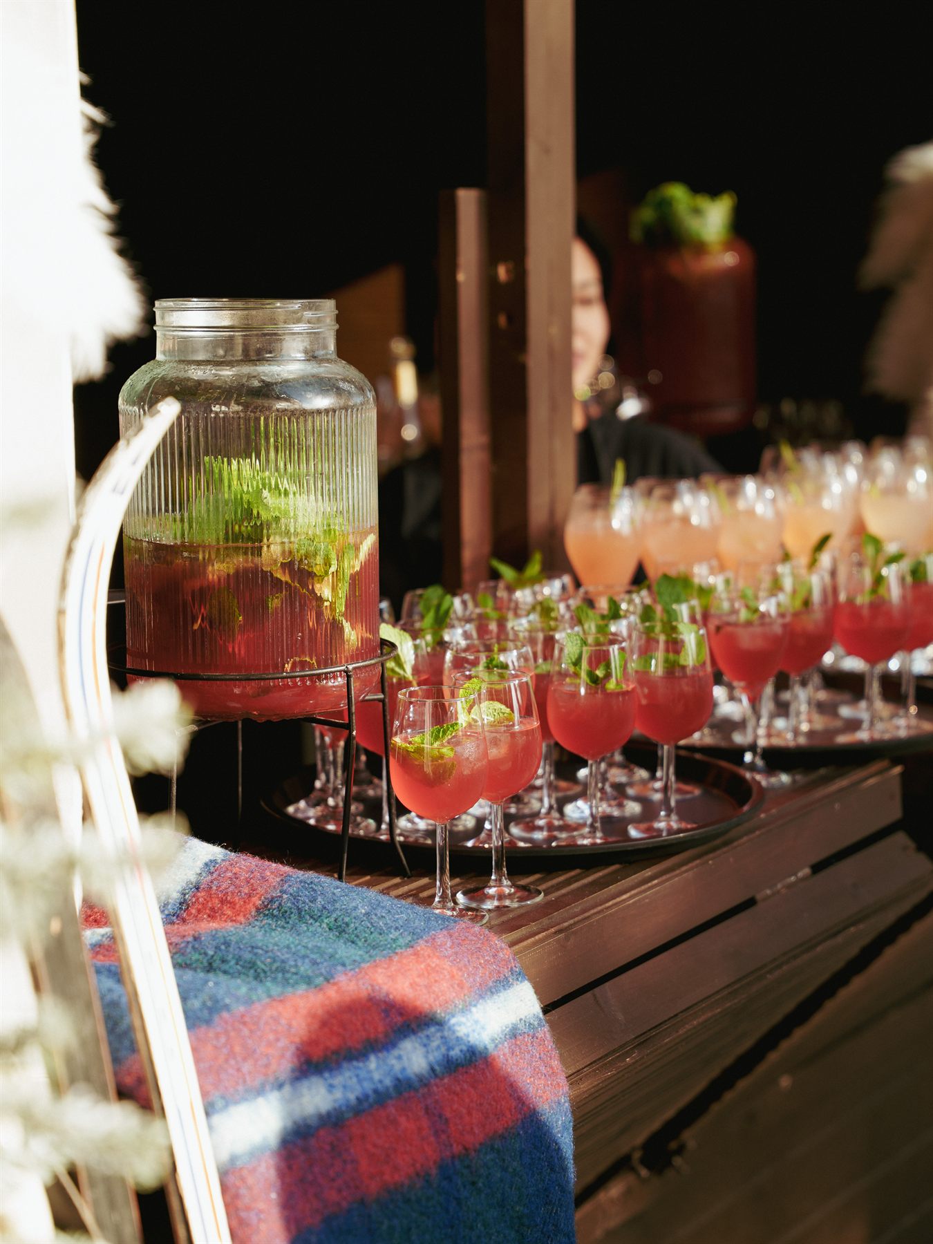 Rij cocktails klaargezet op de toog
