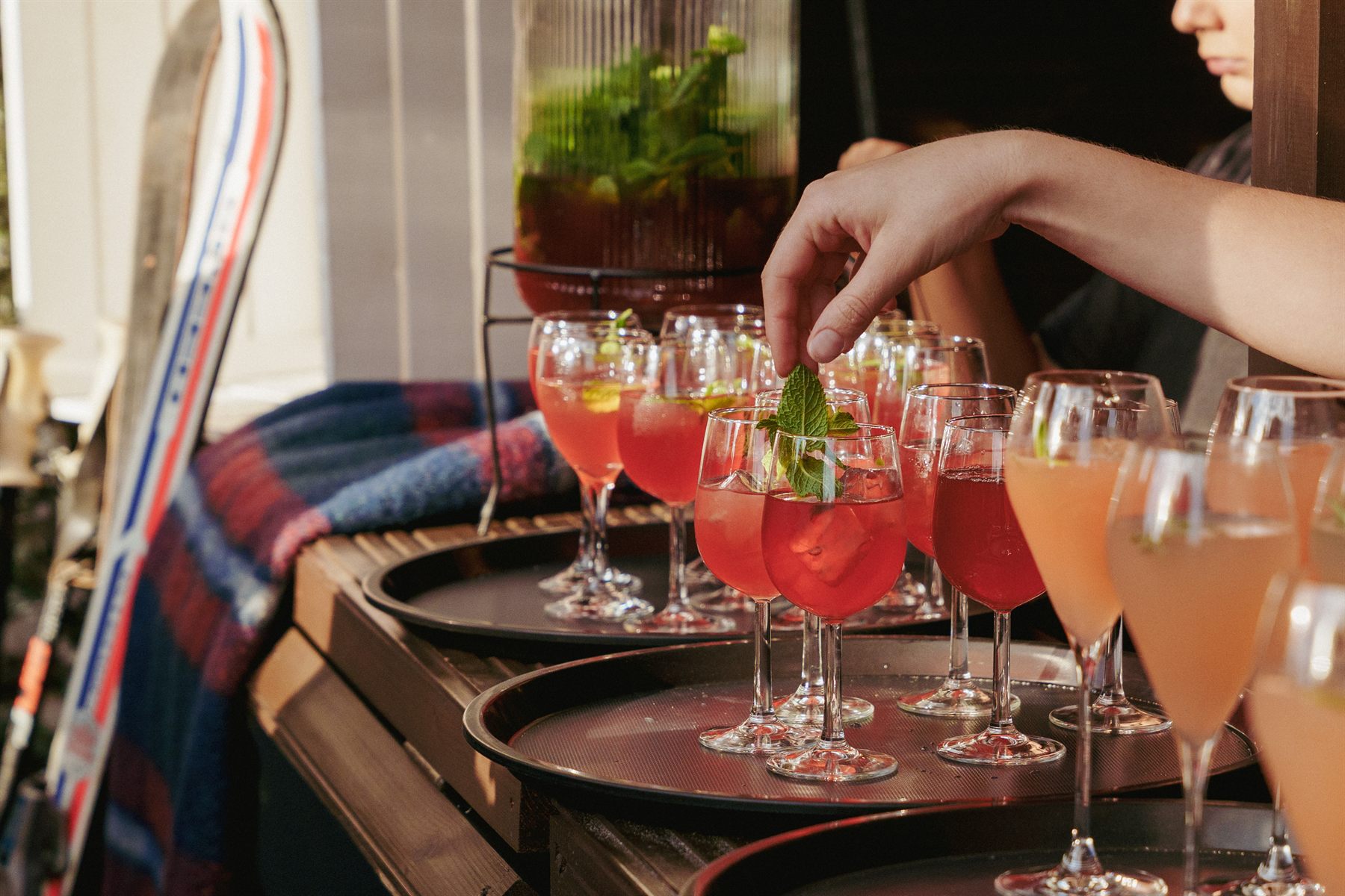Cocktails die worden afgewerkt aan de bar