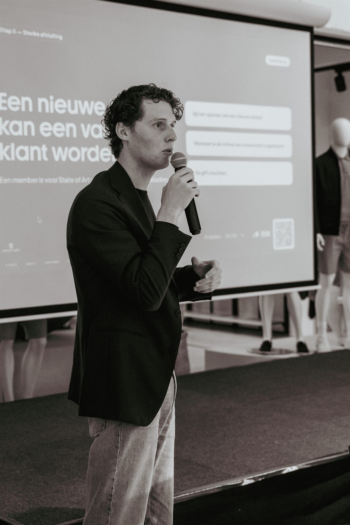 Spreker met microfoon voor een presentatie