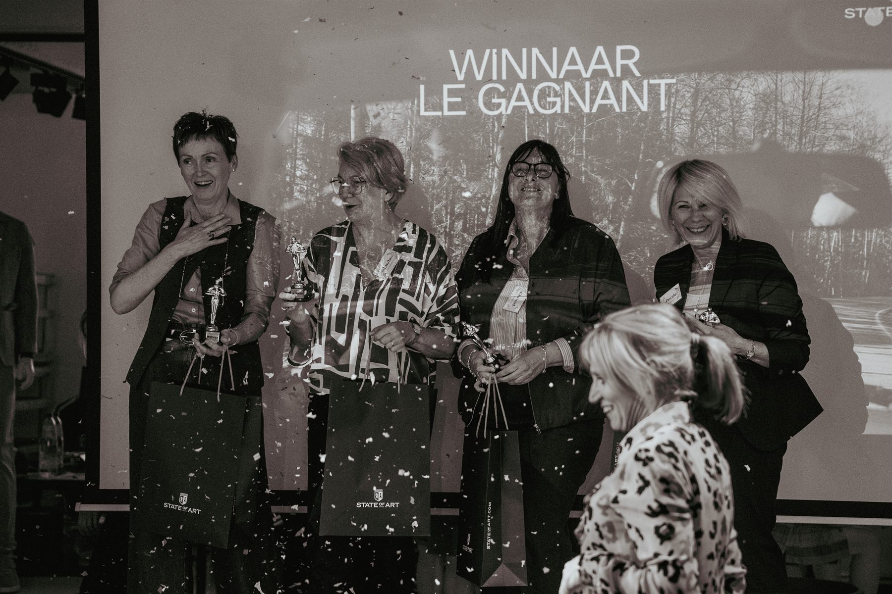 Gasten die samen poseren in de winkel