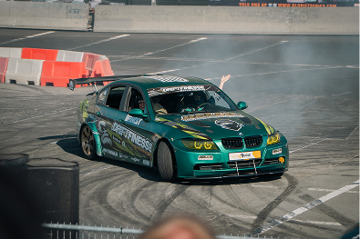 fotografie groene bmw drifting